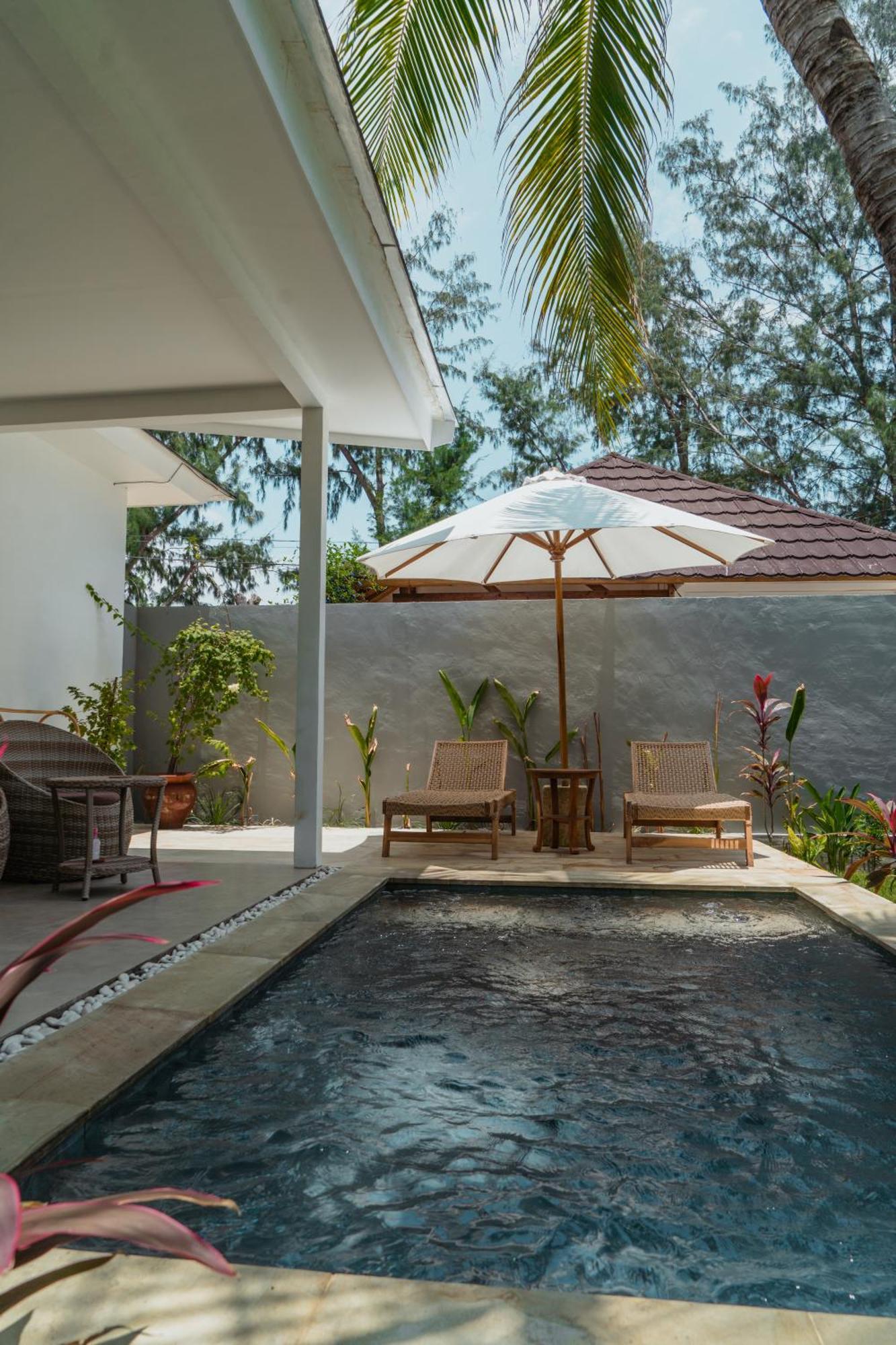 Sunscape Villa - Beachfront And Private Pool Gili Islands Exterior photo