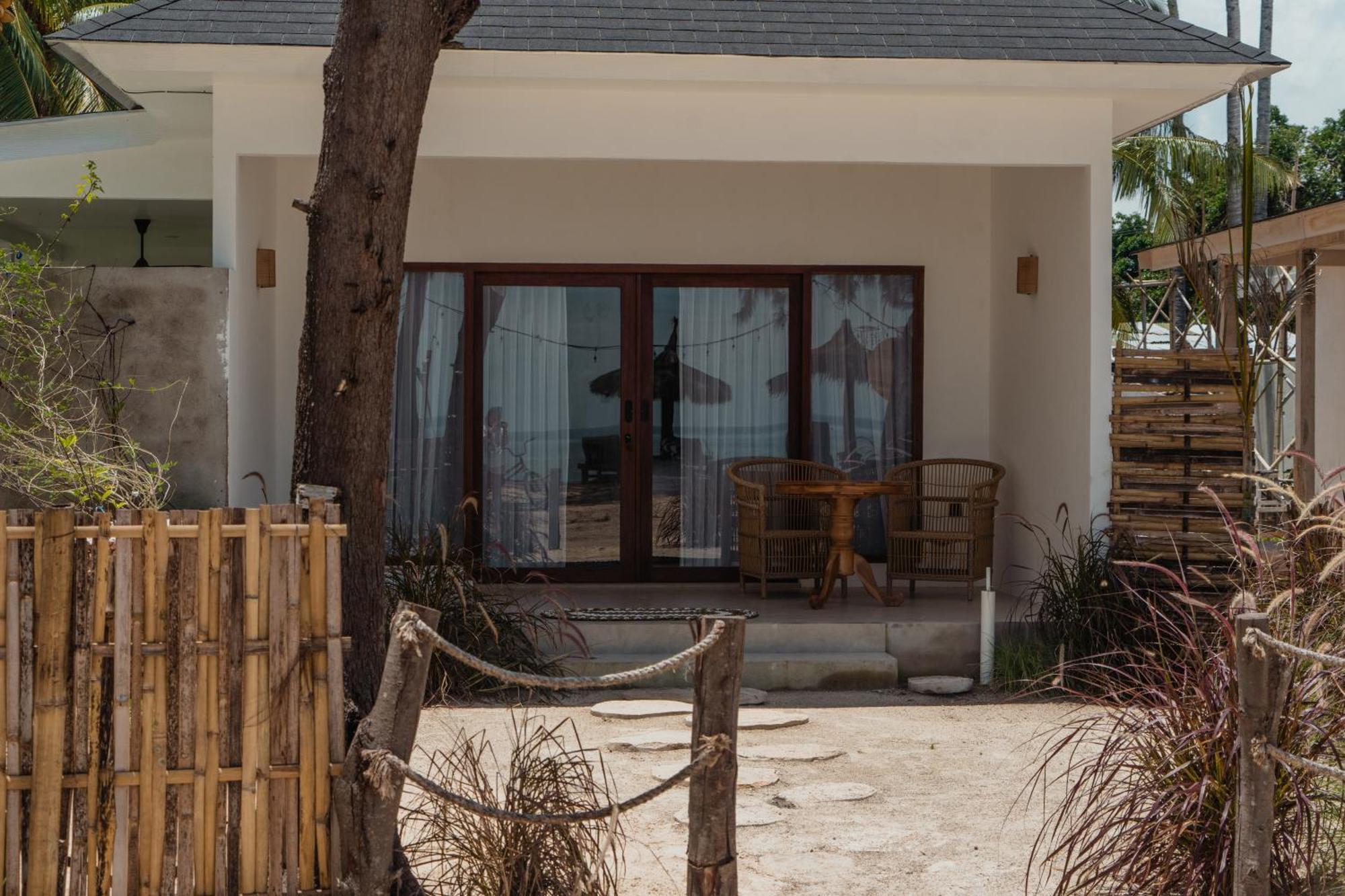 Sunscape Villa - Beachfront And Private Pool Gili Islands Exterior photo