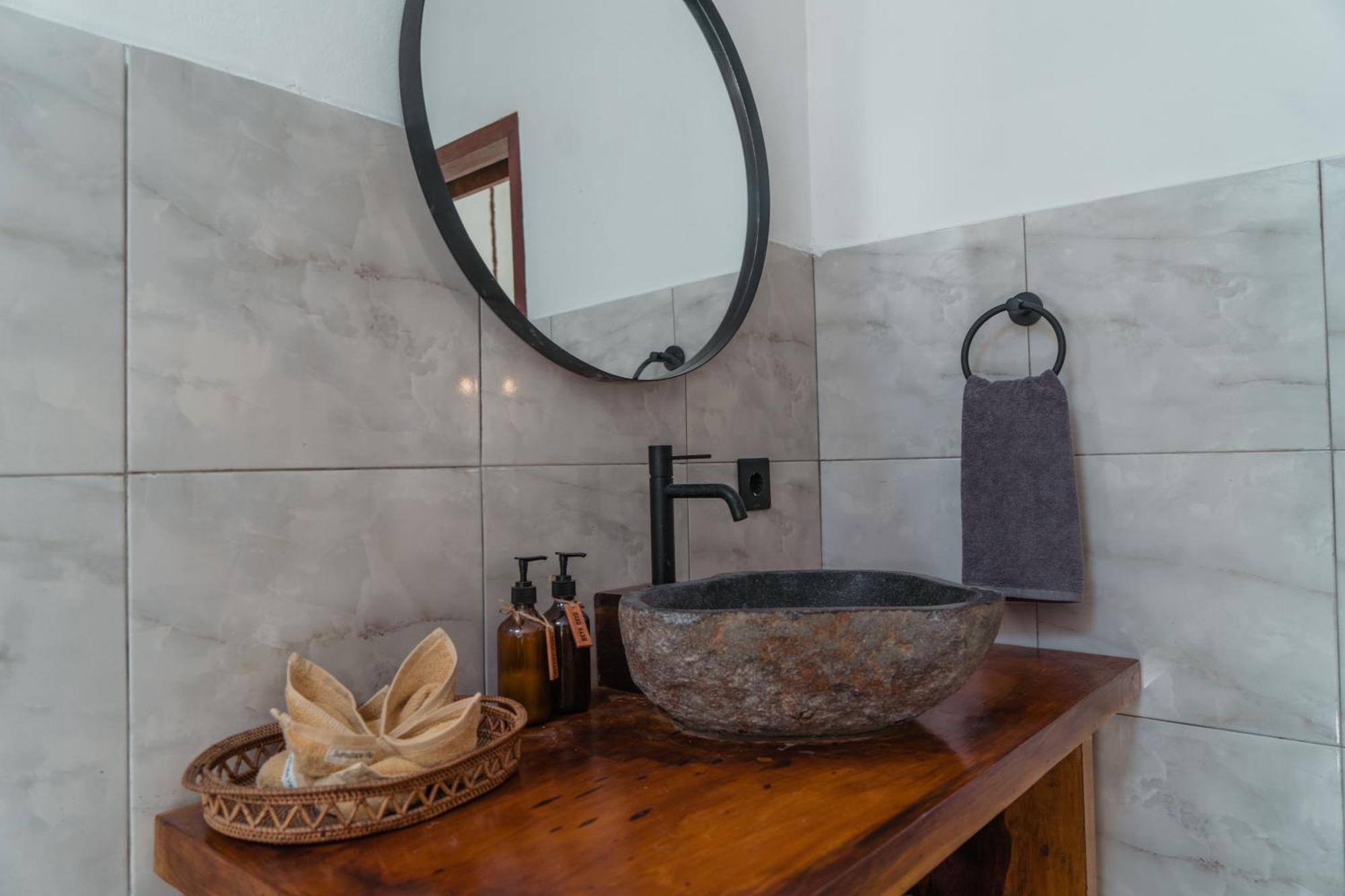 Sunscape Villa - Beachfront And Private Pool Gili Islands Exterior photo