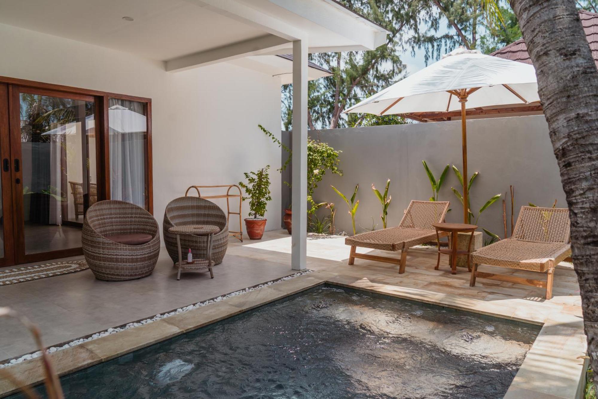 Sunscape Villa - Beachfront And Private Pool Gili Islands Exterior photo