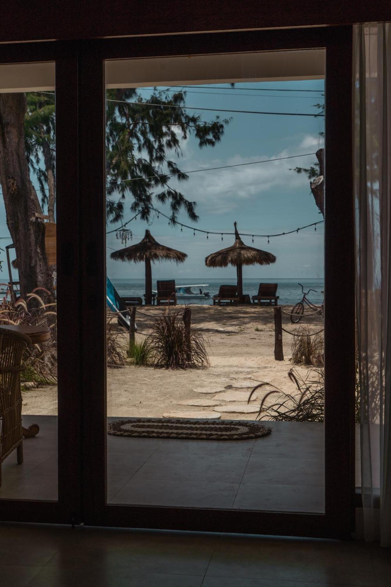 Sunscape Villa - Beachfront And Private Pool Gili Islands Exterior photo