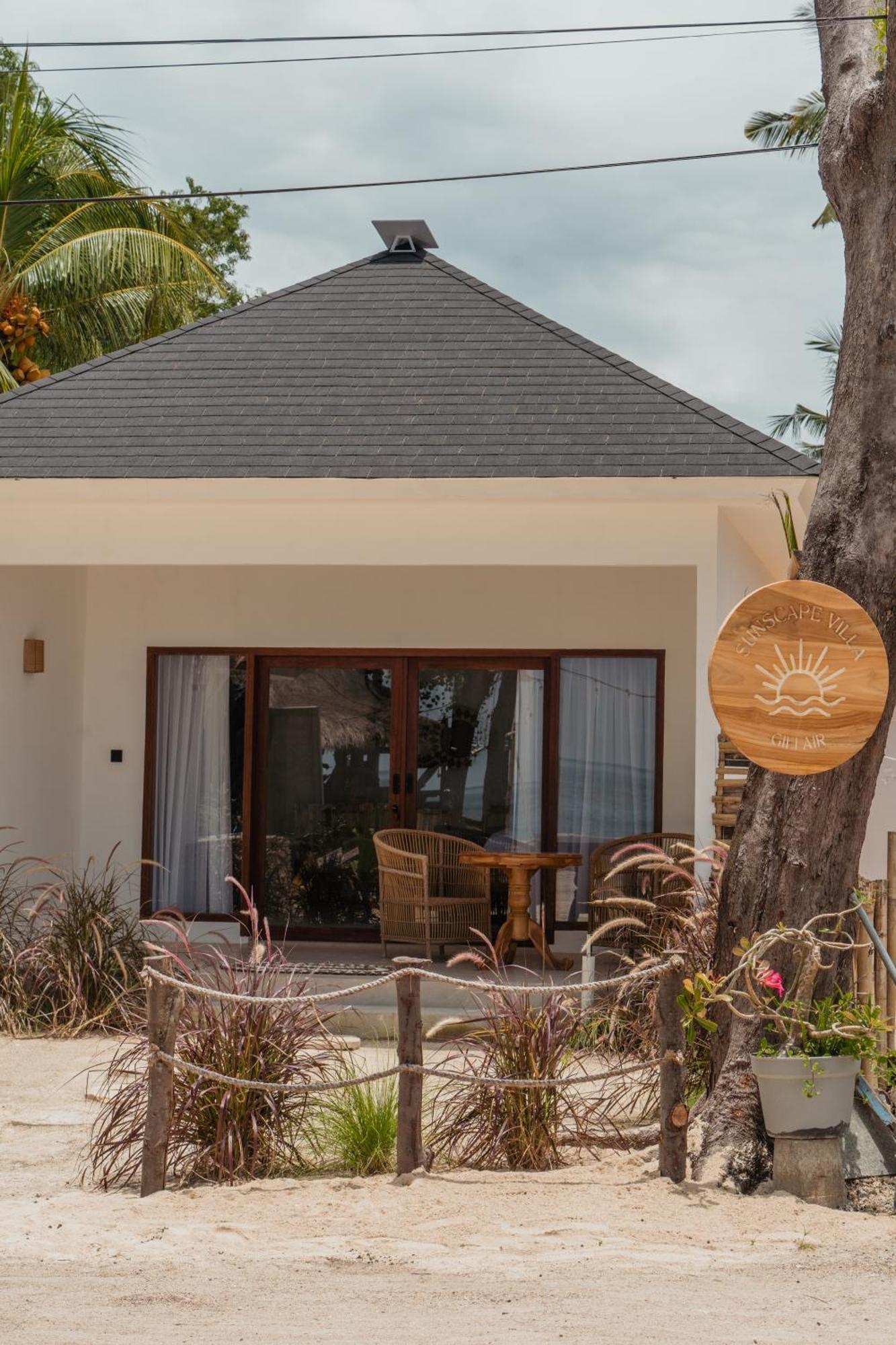 Sunscape Villa - Beachfront And Private Pool Gili Islands Exterior photo
