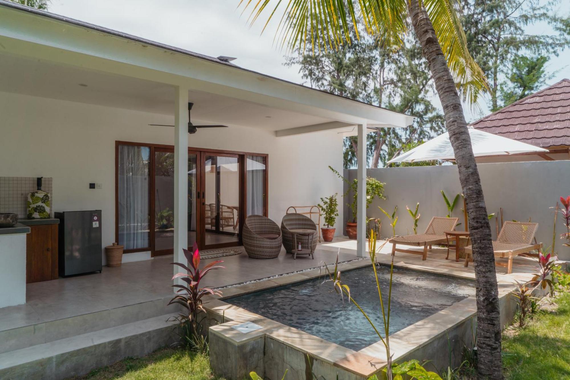 Sunscape Villa - Beachfront And Private Pool Gili Islands Exterior photo