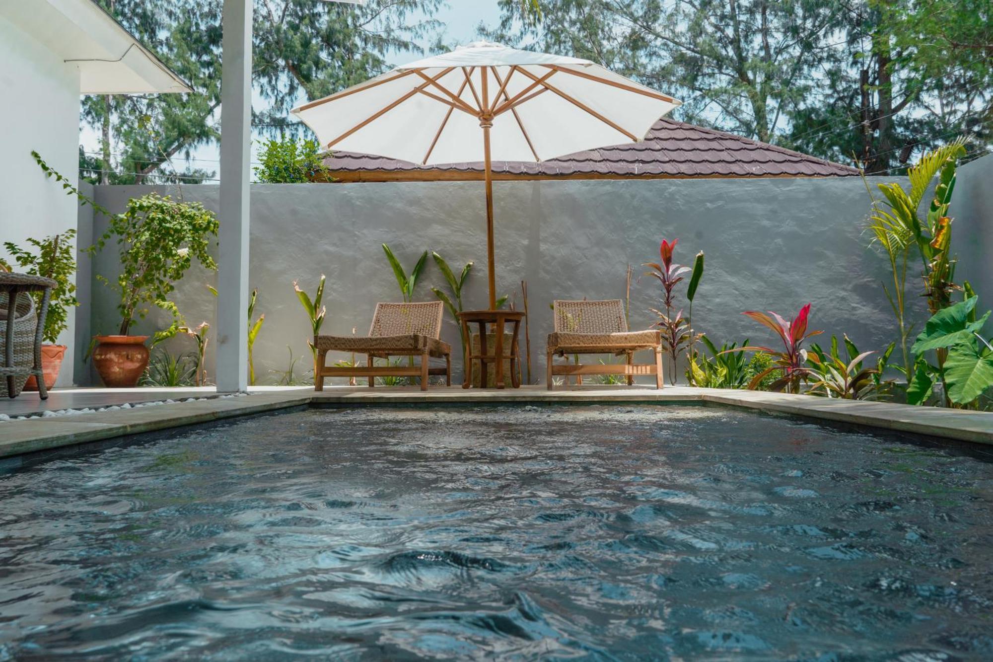 Sunscape Villa - Beachfront And Private Pool Gili Islands Exterior photo