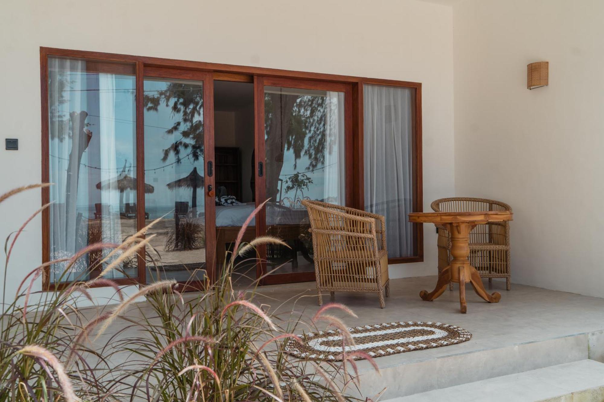 Sunscape Villa - Beachfront And Private Pool Gili Islands Exterior photo