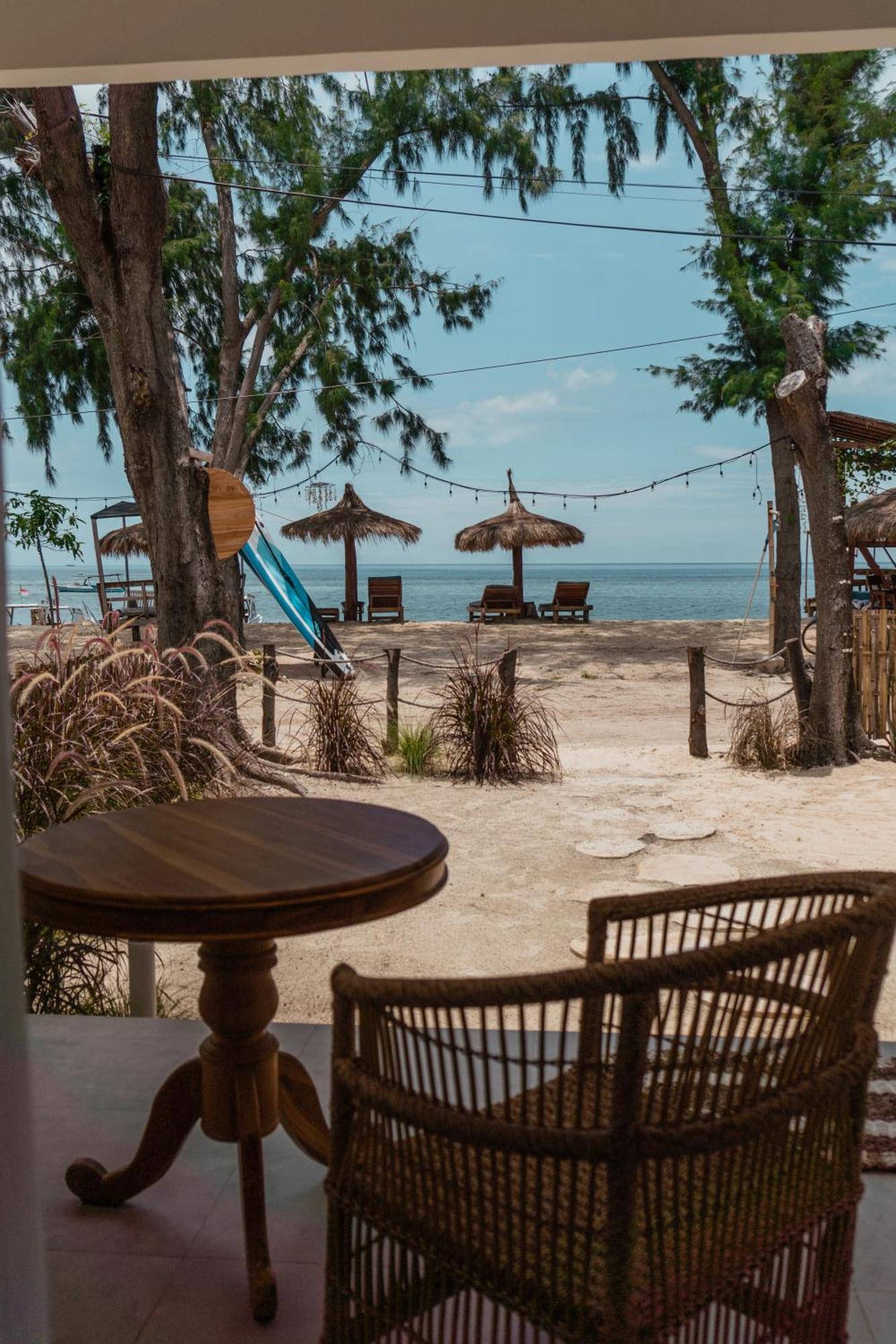 Sunscape Villa - Beachfront And Private Pool Gili Islands Exterior photo